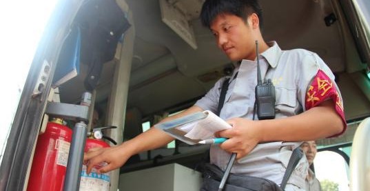安檢員檢查長(cháng)途客車(chē)內的滅火器圖