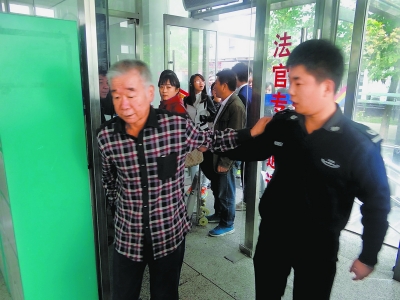 海淀法院開(kāi)通“綠色通道”引導當事人快速過(guò)安檢門(mén)