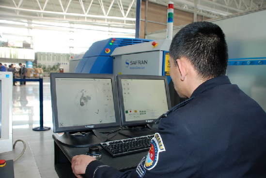 青島機場(chǎng)引入進(jìn)口CT安檢機 三維成像安檢更嚴[圖]