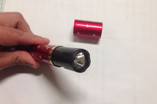 黃山機場(chǎng)安檢查獲微型“手電式電擊器”