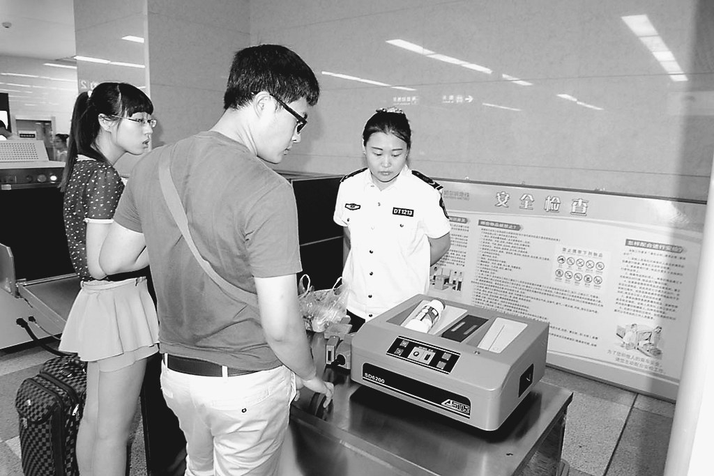 X光安檢機掃描逢包必檢逢疑必問(wèn)