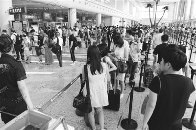 溫州機場(chǎng)客流迎來(lái)高峰 安檢門(mén)通道日均多出兩三千人 