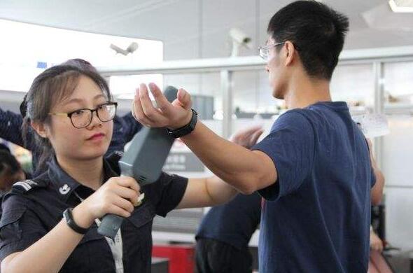 堅守空防安全，安檢門(mén)通道工作忙！