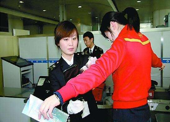 深圳安檢門(mén)廠(chǎng)家：機場(chǎng)安檢攔下安全錘！