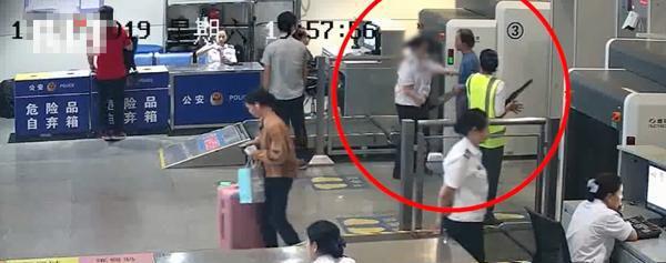 男子于火車(chē)站安檢門(mén)通道猥褻女安檢員[圖]