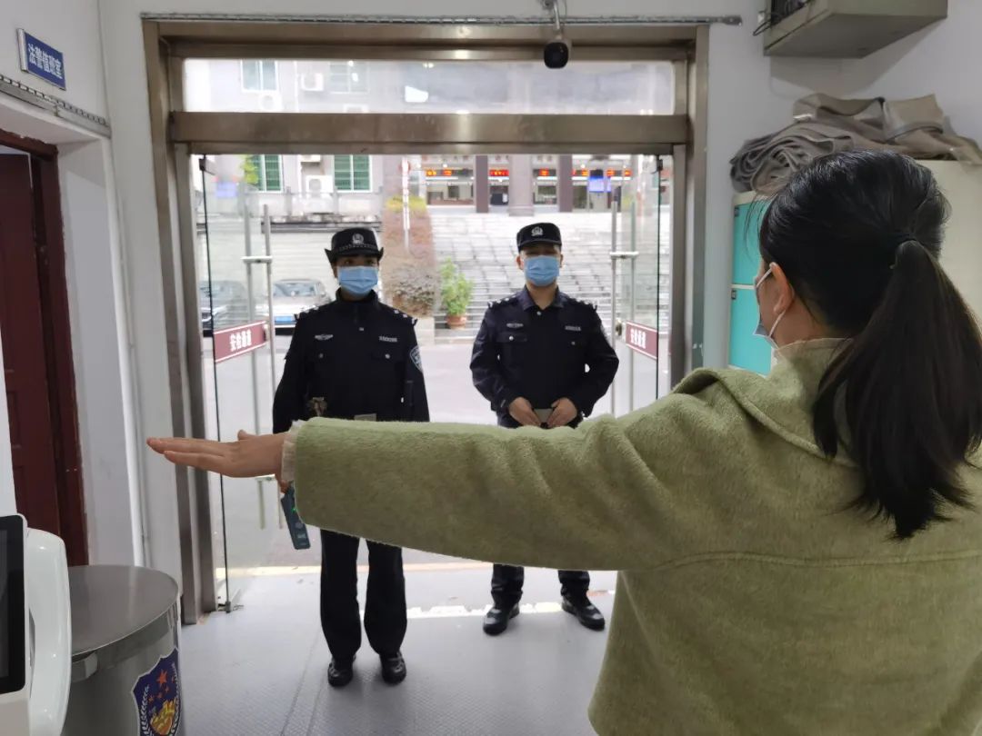 天柱法院安檢門(mén)顯神威，一女子攜帶違禁品被查獲！